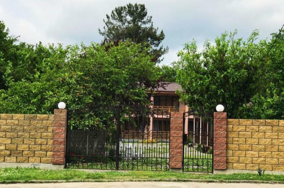 Гостевой Дом "Уют У Тумановых" Pizunda Esterno foto